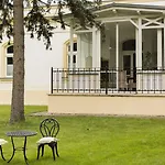 Amade Chateau